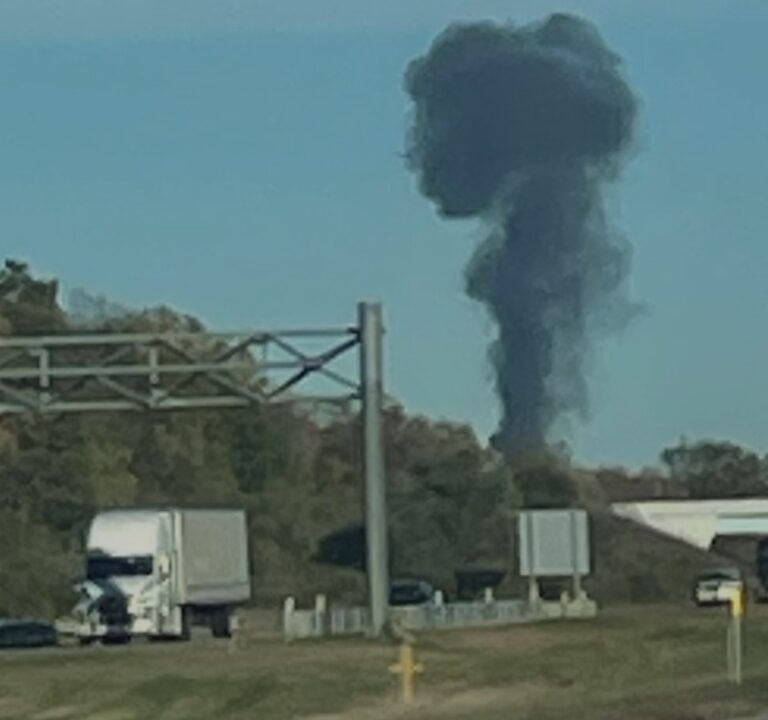 Smoke after Hawker 800XP XA-JMR crashed in Michigan 16 october 2025